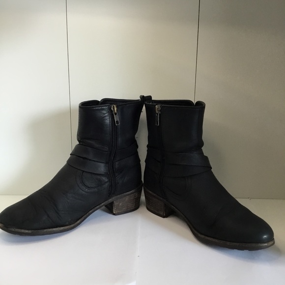 COPY - Ugg Women's Shoes Rugged Black Booties Size 6 - Picture 10 of 16